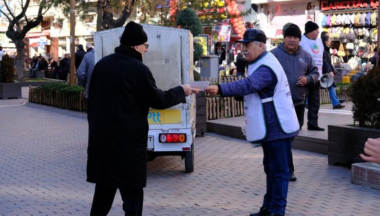 Emekliler yılın son gününde sokaklarda